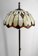 将图片加载到图库查看器，Lampadaire en bronze et abat jour en vitrail de style Tiffany – XXᵉ siècle
