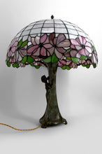 Charger l'image dans la galerie, Importante lampe en bronze et vitrail type Tiffany, Style Art nouveau – Circa 1970-1980
