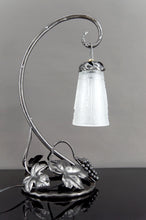 Charger l&#39;image dans la galerie, Lampe en Fer Forgé &quot;Vigne et Raisin&quot;, Muller Frères Lunéville, Art Déco, Circa 1930
