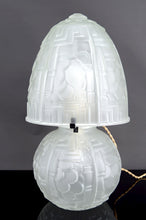 Загрузить изображение в средство просмотра галереи, Lampe champignon Art déco en verre pressé moulé, attribuée à Muller Frères, vers 1930
