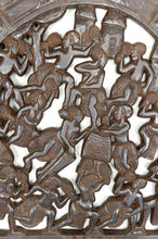 Charger l&#39;image dans la galerie, Porte Africaine Monoxyle en Bois Sculpté et Bronze de Chef de Village Bamoun, Cameroun, début XXe
