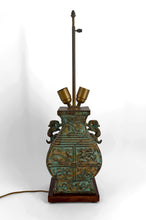 将图片加载到图库查看器，Importante lampe en bronze à patine vert de gris, style chinois archaïque– XXᵉ siècle
