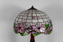 将图片加载到图库查看器，Lampadaire Arts &amp; Crafts d’exception en bois sculpté et vitrail floral – vers 1920
