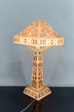 Cargar imagen en el visor de la galería, Importante Lampe en Bois Découpé, USA, Arts &amp; Crafts / Prairie School, Circa 1900–1920
