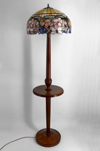 Загрузить изображение в средство просмотра галереи, Lampadaire Art Déco authentique en noyer sculpté &amp; abat-jour vitrail style Tiffany, vers 1920

