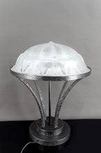 Charger l&#39;image dans la galerie, Importante Lampe en Fer forgé et Dôme en Verre Etoilé, Art Deco Moderniste, France, Circa 1930
