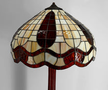 Загрузить изображение в средство просмотра галереи, Lampadaire Art Déco en noyer sculpté et abat-jour en vitrail style Tiffany – France, vers 1920
