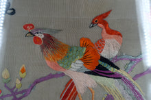 Charger l&#39;image dans la galerie, Broderie ancienne sous verre, Couple d&#39;Oiseaux, Soie, Chine, Début XXe
