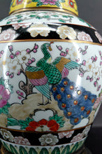 Cargar imagen en el visor de la galería, Lampe chinoise en porcelaine à décor de fleurs et de paons, Chine, Début XXe
