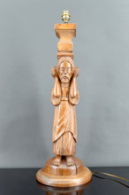 Cargar imagen en el visor de la galería, Importante Lampe Pilastre en Chêne Sculpté de Porteurs / Atlantes, France, Neo-Gothique, XXe
