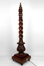 Charger l&#39;image dans la galerie, Important Lampadaire Colonne Victorienne Torsadée en Noyer Massif, Royaume-Uni, Style Tudor, Circa 1900
