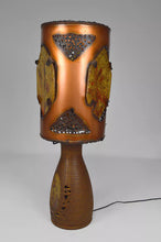 Charger l&#39;image dans la galerie, Importante Lampe des Potiers d&#39;Accolay en Céramique, Cuivre Patiné et Médaillons Multicolores en Résine Fractale, Circa 1970
