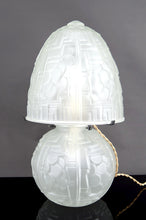 Загрузить изображение в средство просмотра галереи, Lampe champignon Art déco en verre pressé moulé, attribuée à Muller Frères, vers 1930
