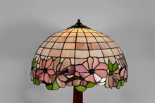 将图片加载到图库查看器，Lampadaire Arts &amp; Crafts d’exception en bois sculpté et vitrail floral – vers 1920
