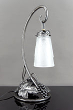 Charger l&#39;image dans la galerie, Lampe en Fer Forgé &quot;Vigne et Raisin&quot;, Muller Frères Lunéville, Art Déco, Circa 1930
