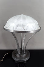 Charger l&#39;image dans la galerie, Importante Lampe en Fer forgé et Dôme en Verre Etoilé, Art Deco Moderniste, France, Circa 1930
