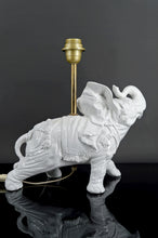 Lade das Bild in den Galerie-Viewer, Paire de Lampes Sculpturales en Céramique Blanche , Éléphants, Italie, Circa 1970
