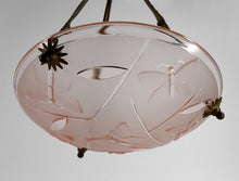 Lade das Bild in den Galerie-Viewer, Suspension /lustre en bronze et vasque en verre pressé moulé à décor de Papillons, Degué, France, Circa 1930
