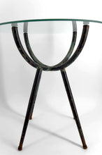 Загрузить изображение в средство просмотра галереи, Guéridon en métal patiné et plateau en verre, design moderniste, Italie, Circa 1960
