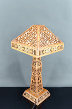 Cargar imagen en el visor de la galería, Importante Lampe en Bois Découpé, USA, Arts &amp; Crafts / Prairie School, Circa 1900–1920
