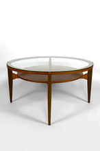 Lade das Bild in den Galerie-Viewer, Importante table basse scandinave Mid-Century en noyer et verre – Circa 1960 – Attribuée à Wilhelm Renz
