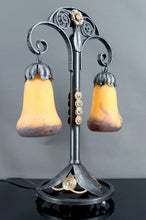 Загрузить изображение в средство просмотра галереи, Importante lampe bicéphale Art Déco en fer forgé à double patine– Muller Frères, circa 1920

