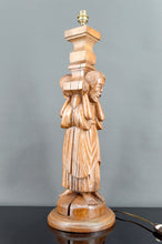 Cargar imagen en el visor de la galería, Importante Lampe Pilastre en Chêne Sculpté de Porteurs / Atlantes, France, Neo-Gothique, XXe
