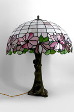 Charger l'image dans la galerie, Importante lampe en bronze et vitrail type Tiffany, Style Art nouveau – Circa 1970-1980
