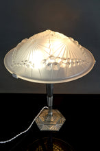 Загрузить изображение в средство просмотра галереи, Lampe de table Art Déco en bronze nickelé et verrerie Schneider "Libellules" – France, vers 1930
