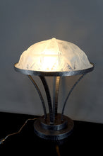 Charger l&#39;image dans la galerie, Importante Lampe en Fer forgé et Dôme en Verre Etoilé, Art Deco Moderniste, France, Circa 1930
