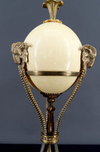 Cargar imagen en el visor de la galería, Lampe Néoclassique, Oeuf d’Autruche &amp; Monture Athénienne Animalière en Bronze, France, Circa 1900
