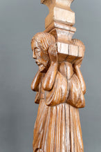 Cargar imagen en el visor de la galería, Importante Lampe Pilastre en Chêne Sculpté de Porteurs / Atlantes, France, Neo-Gothique, XXe
