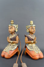 Charger l&#39;image dans la galerie, Paire de Lampes Sculpturales en Bois Polychrome, Indonésie, Circa 1970

