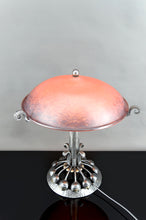 Charger l&#39;image dans la galerie, Importante Lampe à Monture Végétale Stylisée en Fer Forgé  et Dôme en Pate de Verre Marmoréenne Rouge Orangé, Art Deco, France, Circa 1930
