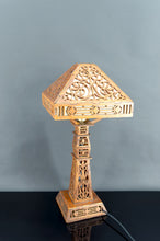 Cargar imagen en el visor de la galería, Importante Lampe en Bois Découpé, USA, Arts &amp; Crafts / Prairie School, Circa 1900–1920
