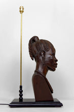 Cargar imagen en el visor de la galería, Importante Lampe Sculpturale, Buste en Ebene de Femme Africaine, par Alexs Mutasa, Circa 1970
