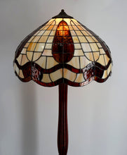 Загрузить изображение в средство просмотра галереи, Lampadaire Art Déco en noyer sculpté et abat-jour en vitrail style Tiffany – France, vers 1920
