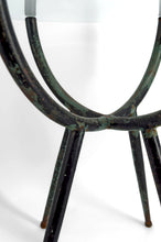 Загрузить изображение в средство просмотра галереи, Guéridon en métal patiné et plateau en verre, design moderniste, Italie, Circa 1960
