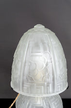 Загрузить изображение в средство просмотра галереи, Lampe champignon Art déco en verre pressé moulé, attribuée à Muller Frères, vers 1930
