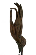 Lade das Bild in den Galerie-Viewer, Main de Bouddha en Bronze Patiné, montée sur Socle, Thaïlande, XXe Siècle
