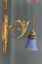Загрузить изображение в средство просмотра галереи, Paire d&#39;applique Rococo / Louis XV en bronze doré, socles en noyer et tulipes en verre, France, Circa 1900
