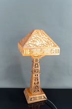 Cargar imagen en el visor de la galería, Importante Lampe en Bois Découpé, USA, Arts &amp; Crafts / Prairie School, Circa 1900–1920
