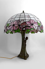 Charger l'image dans la galerie, Importante lampe en bronze et vitrail type Tiffany, Style Art nouveau – Circa 1970-1980
