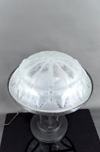 Charger l&#39;image dans la galerie, Importante Lampe en Fer forgé et Dôme en Verre Etoilé, Art Deco Moderniste, France, Circa 1930
