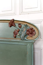 Lade das Bild in den Galerie-Viewer, Lit Art Nouveau en bois sculpté et peint, Thème floral : Pavots / Coquelicots, France, vers 1900
