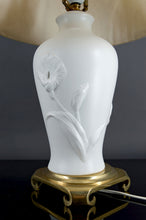 Lade das Bild in den Galerie-Viewer, Lampe en biscuit de porcelaine,  &quot;Calla Lily&quot;, par Nicholas Berbenczy, éditée par Franklin Mint, USA, 1986
