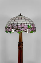 将图片加载到图库查看器，Lampadaire Arts &amp; Crafts d’exception en bois sculpté et vitrail floral – vers 1920
