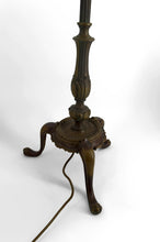 将图片加载到图库查看器，Lampadaire en bronze et abat jour en vitrail de style Tiffany – XXᵉ siècle

