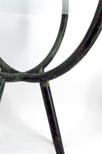 Загрузить изображение в средство просмотра галереи, Guéridon en métal patiné et plateau en verre, design moderniste, Italie, Circa 1960
