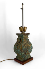 将图片加载到图库查看器，Importante lampe en bronze à patine vert de gris, style chinois archaïque– XXᵉ siècle
